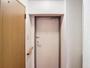 玄関　掲載写真は同型モデルを掲載しており実際のお部屋と仕様等が異な