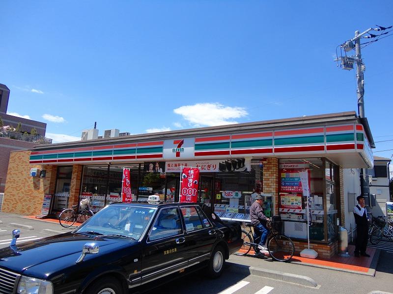 コンビニ　セブンイレブン（コンビニ）まで881m