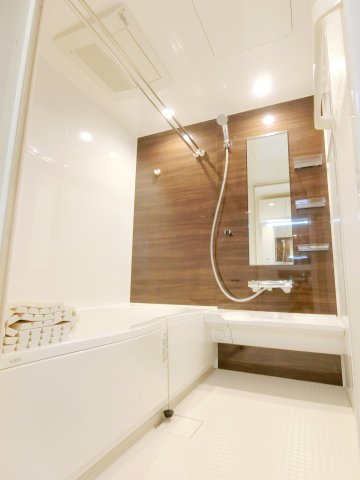 バス・シャワールーム　★ゆったりサイズのバス♪追焚・浴室乾燥機付き★