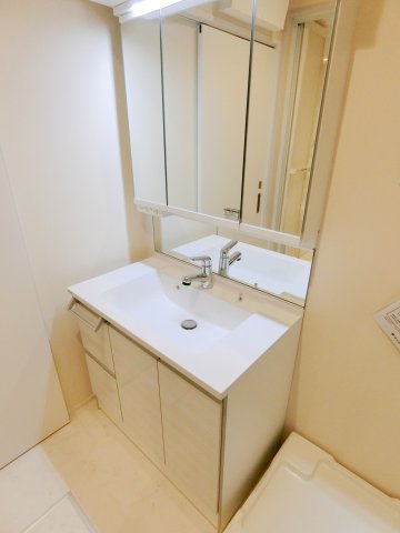 洗面設備　★三面鏡裏が収納になっている独立洗面台★