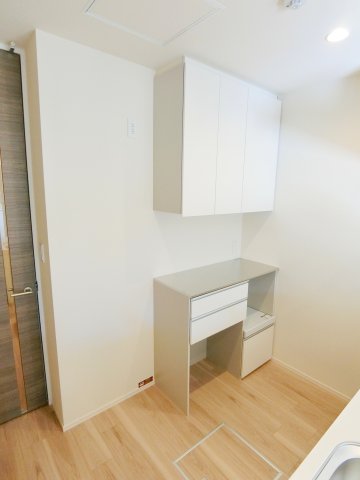 その他部屋・スペース　★キッチン後ろに備付け食器棚あり★