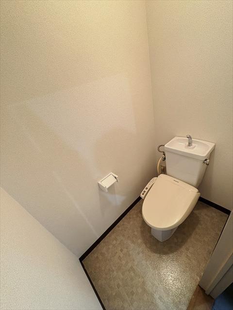 トイレ　松山市山越　エンブレム山越　トイレ