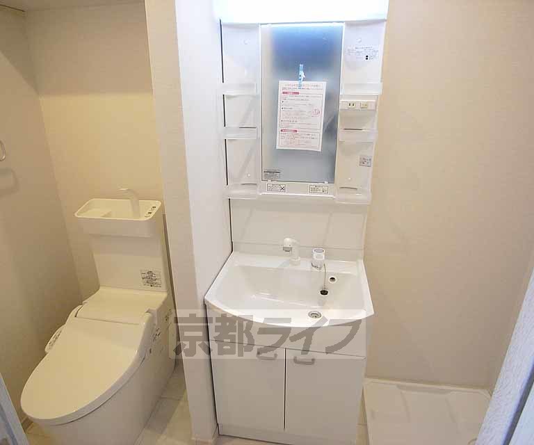 洗面設備　独立洗面台付きです。