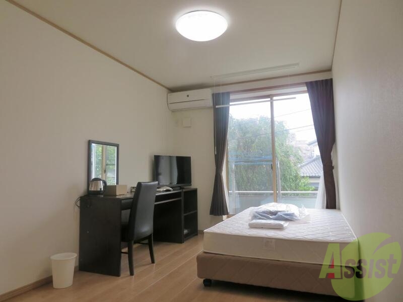 居室・リビング　広めのお部屋です。家具家電付きで嬉しいですね。