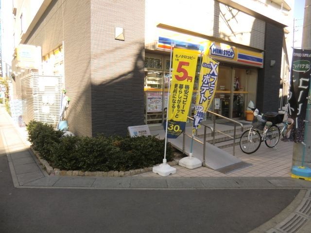 コンビニ　ミニストップ（コンビニ）まで825m