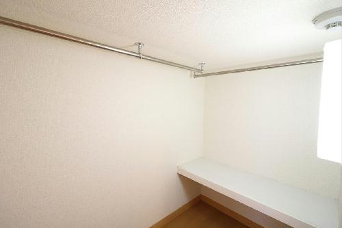 収納　ハンガーパイプ付きでスッキリ収納