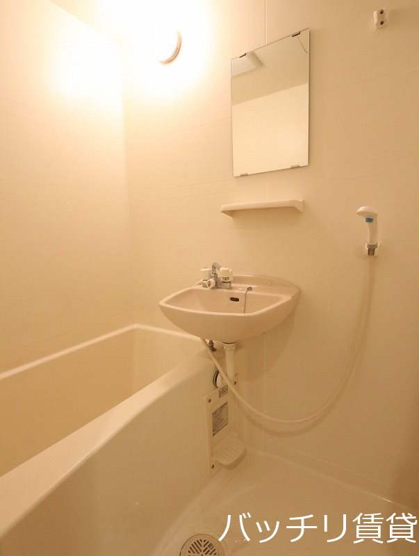 バス・シャワールーム　同型タイプの為、現状を優先いたします