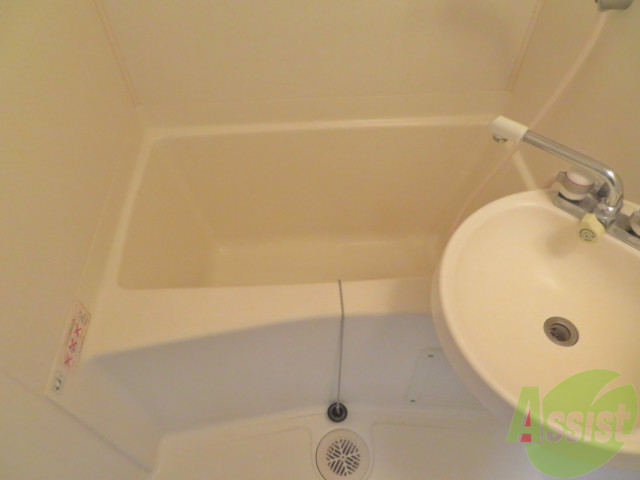 バス・シャワールーム　お風呂は浸かるには十分な広さがありますね。