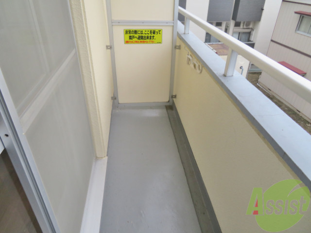 バルコニー　バルコニーは十分な広さです。問題なく物が干せそう。