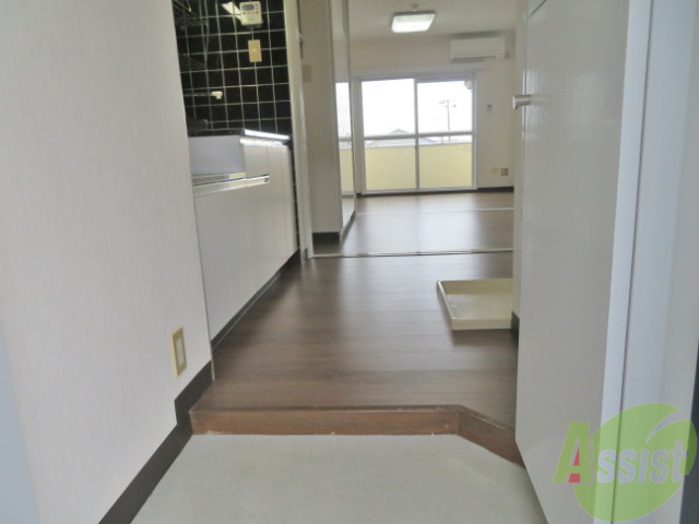 玄関　玄関から奥のお部屋まで一直線で行けますね。玄関も十分な広さ。