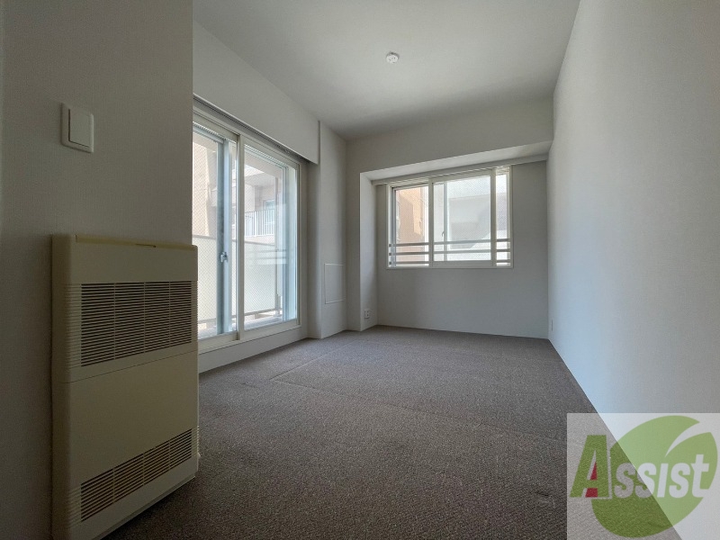 その他部屋・スペース　寝室はこちらです。光が差し込む、温かみのあるお部屋です。