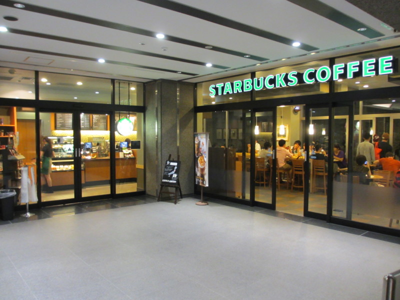 飲食店　スターバックスコーヒー神宮前6丁目店（飲食店）まで534m