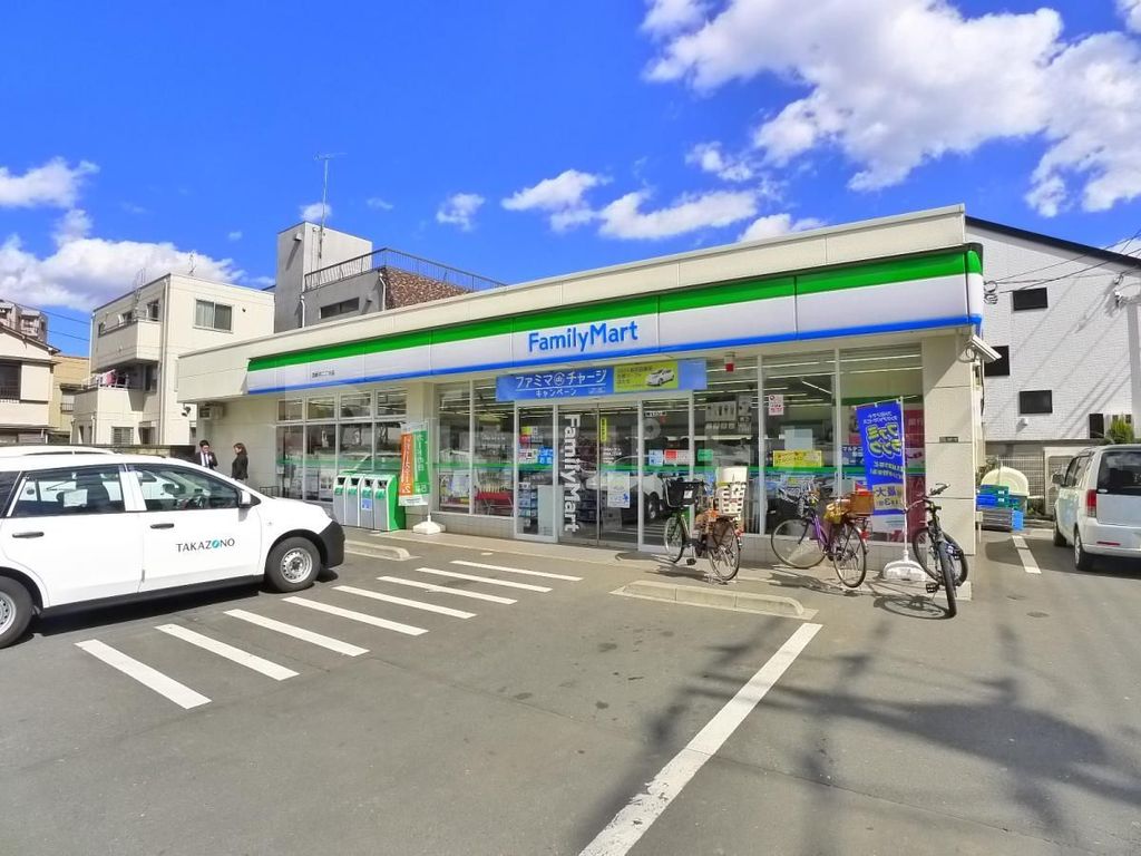 コンビニ　ファミリーマート西新井二丁目店（コンビニ）まで330m