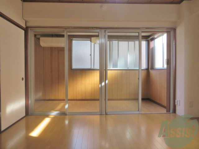 居室・リビング　陽当たりが良く日中は節電に繋がりお財布に優しいですね！