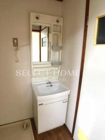 洗面設備　同型タイプ独立洗面台あり、毎朝おしゃれに忙しい女性の方におす