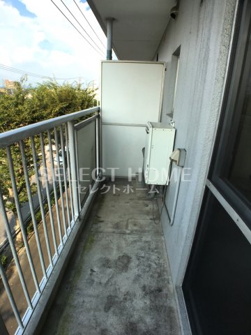 バルコニー　同型タイプ暖かな日差しのふりそそぐバルコニー