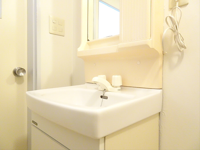 洗面設備　明るい洗面所です