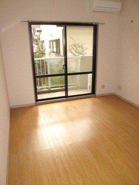 居室・リビング　明るい洋室