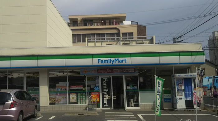 コンビニ　ファミリーマート（コンビニ）まで518m