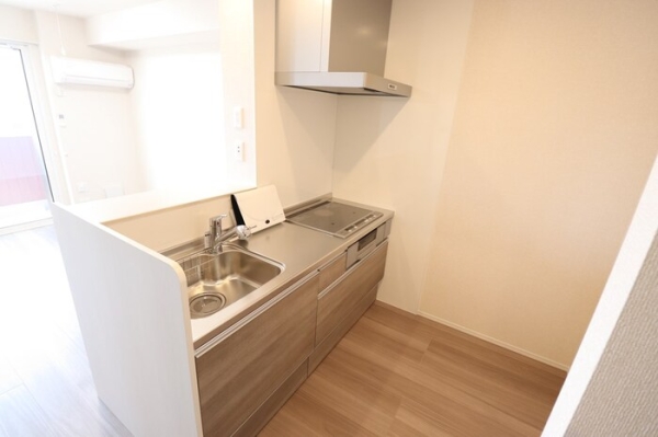 キッチン　ＩＨコンロなので、火を利用する訳ではなく火の元も安全です。