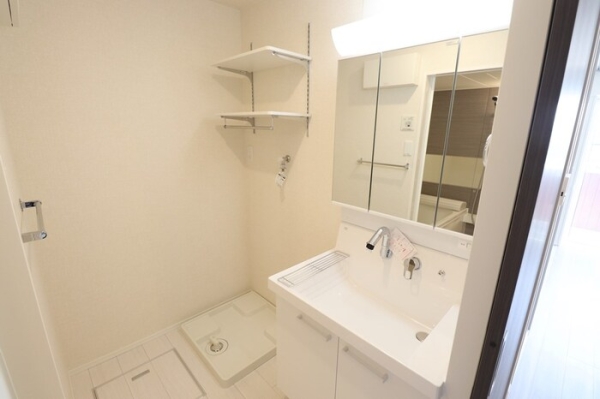 洗面設備　忙しい朝にうれしい洗髪洗面化粧台付♪