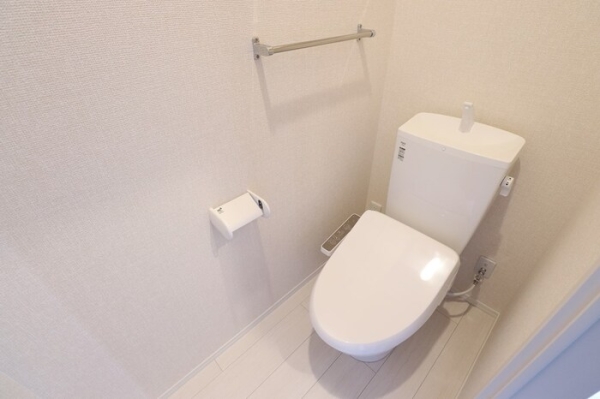 トイレ　ウォシュレット完備。暖房便座なので寒い冬でも心地よく座れます