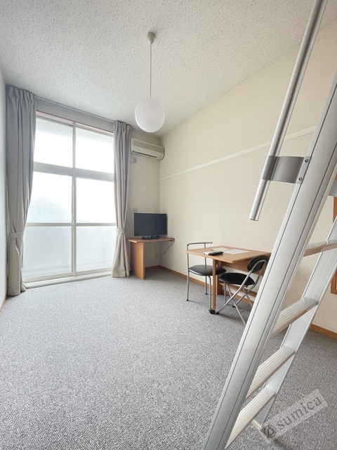 バルコニー　内装は落ち着いています。おおきな窓で明るさを演出。