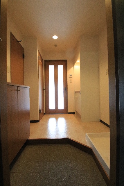 玄関　※別号室の参考写真の為、原状優先です。