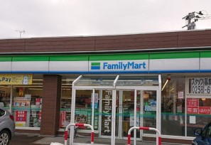 コンビニ　ファミリーマート見附元町店（コンビニ）まで412m