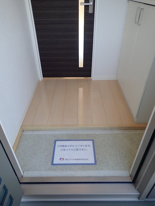 玄関　※内装写真は203号になります。