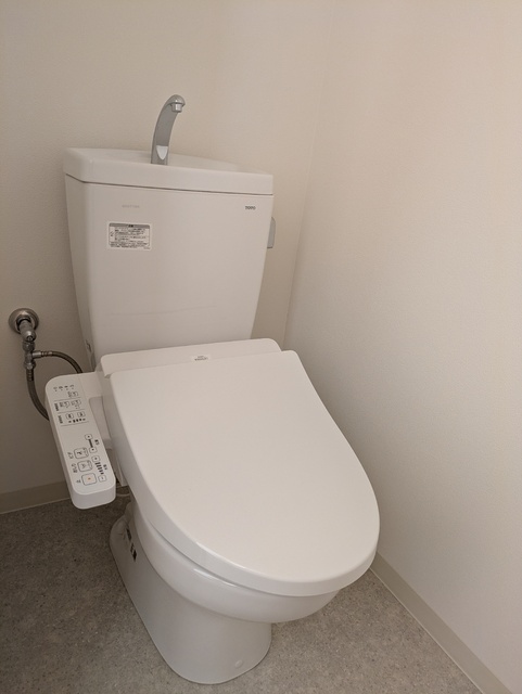 トイレ　※建築中。３０２号室モデルルームの写真です。