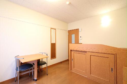 居室・リビング　新入学生には安心！家具家電付で、すぐに新生活をスタート！