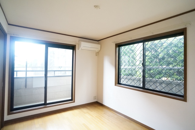 居室・リビング　南東側洋室６帖　２面採光で明るく、通風も良好です。