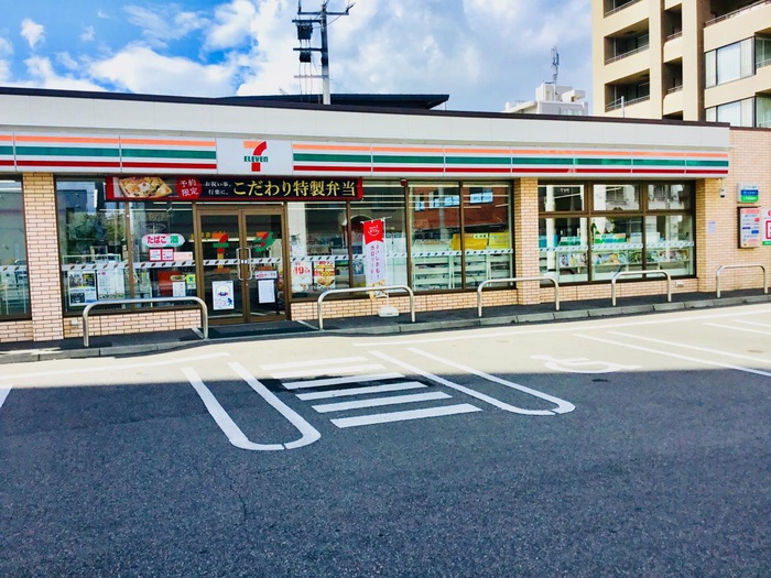 コンビニ　セブンイレブン（コンビニ）まで240m