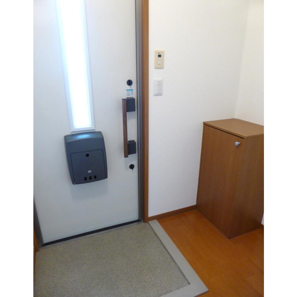 玄関　シューズボックス有！上に小物も置けますね♪