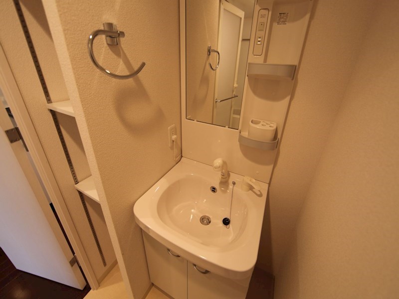 洗面設備　脱衣所　独立洗面台（シャンプードレッサー付）収納スペース有