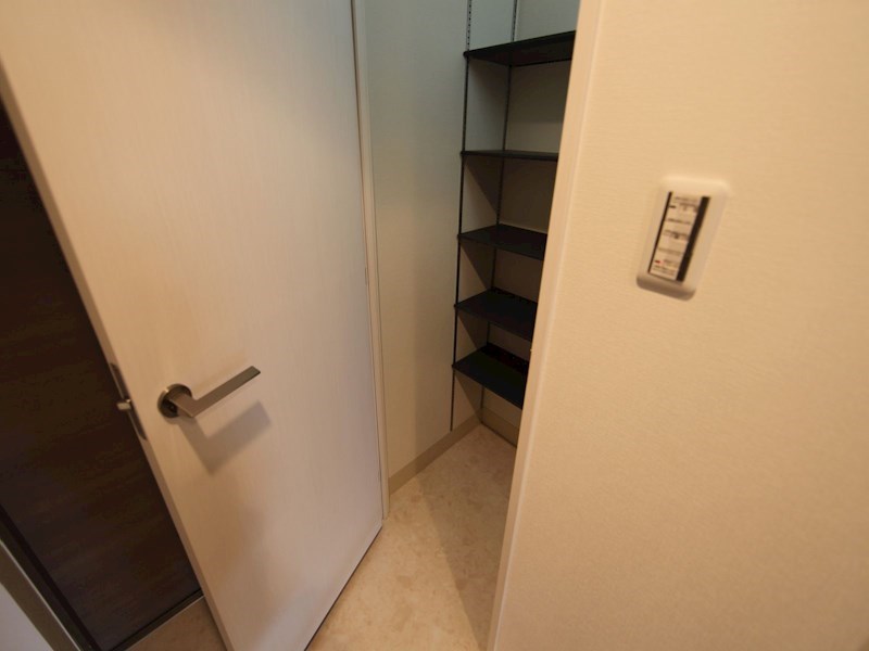 玄関　玄関　シューズクローク付（収納充実してます）