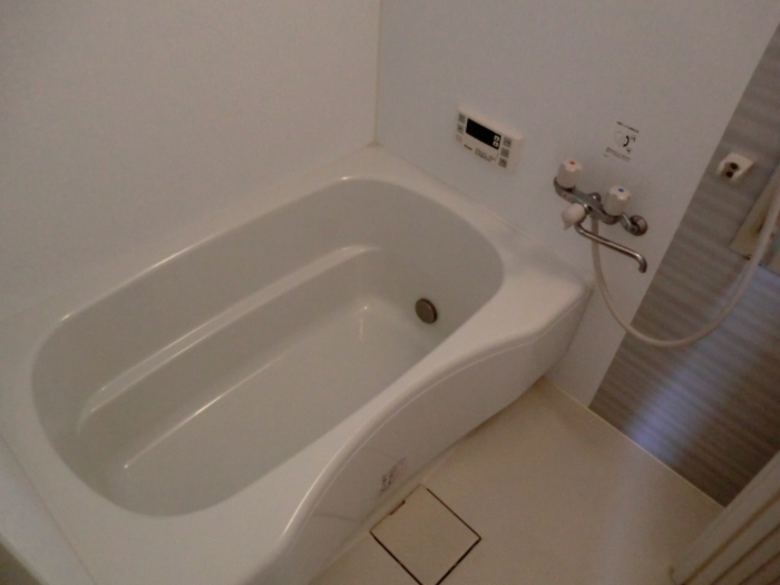 バス・シャワールーム　追い焚き・浴室乾燥機付きのお風呂です♪