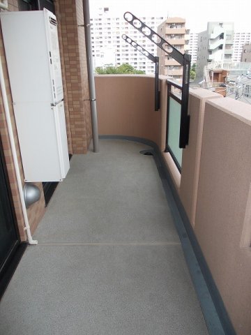 バルコニー　外からの目が気にならないバルコニーで洗濯物が干せます