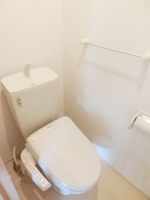 トイレ　温水洗浄付きトイレです