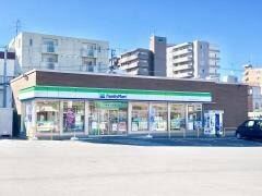 コンビニ　ファミリーマート札幌南郷15丁目店（コンビニ）まで305m