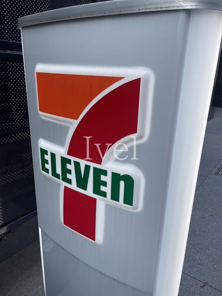 コンビニ　セブンイレブン日本橋本町1丁目店（コンビニ）まで120m