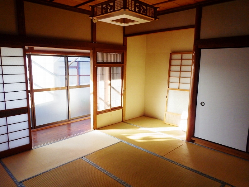 居室・リビング　中庭にも出られる、明るく居心地の良い和の空間です。※前回募集