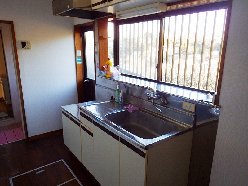 キッチン　窓があり明るいキッチンです。勝手口もあるので便利です。※前回