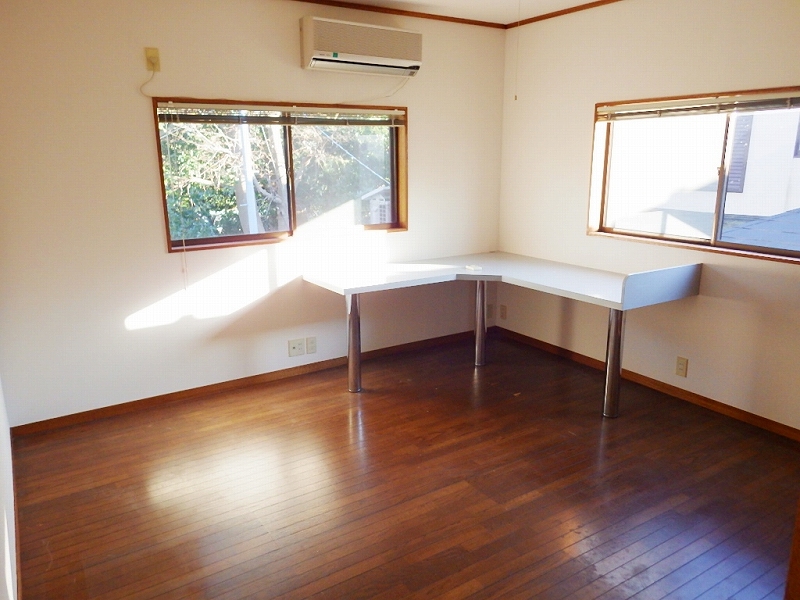 その他部屋・スペース　机、エアコン付の洋室。明るく、風通しも良好です。※前回募集時