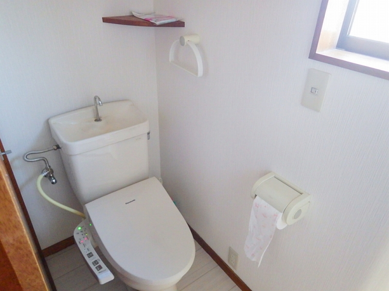 トイレ　洗浄機能付きのトイレ。窓もあり日中は電気をつけなくても明るい