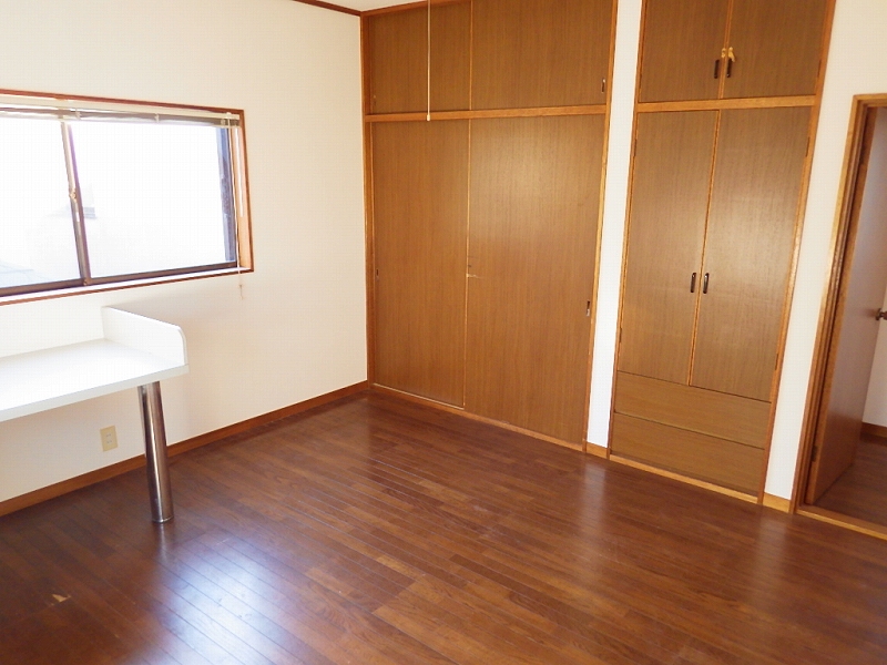 その他部屋・スペース　洋室収納。収納充実しています。※前回募集時の写真です