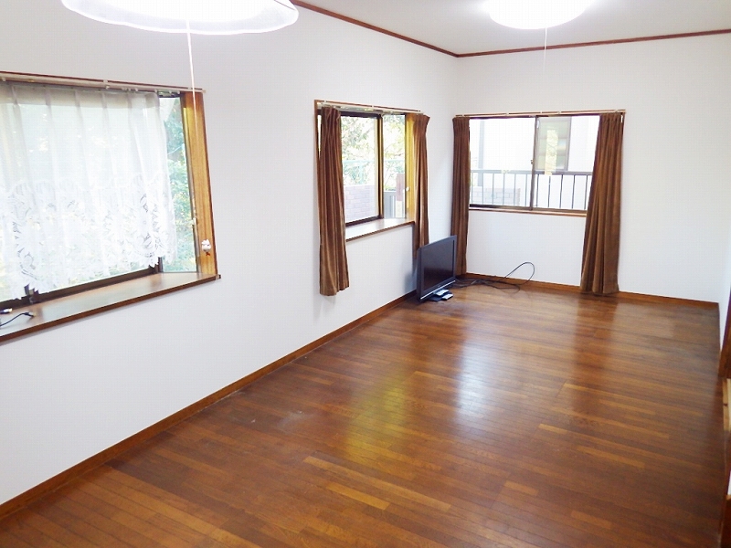 居室・リビング　窓が大きく明るいリビングです！※前回募集時の写真です