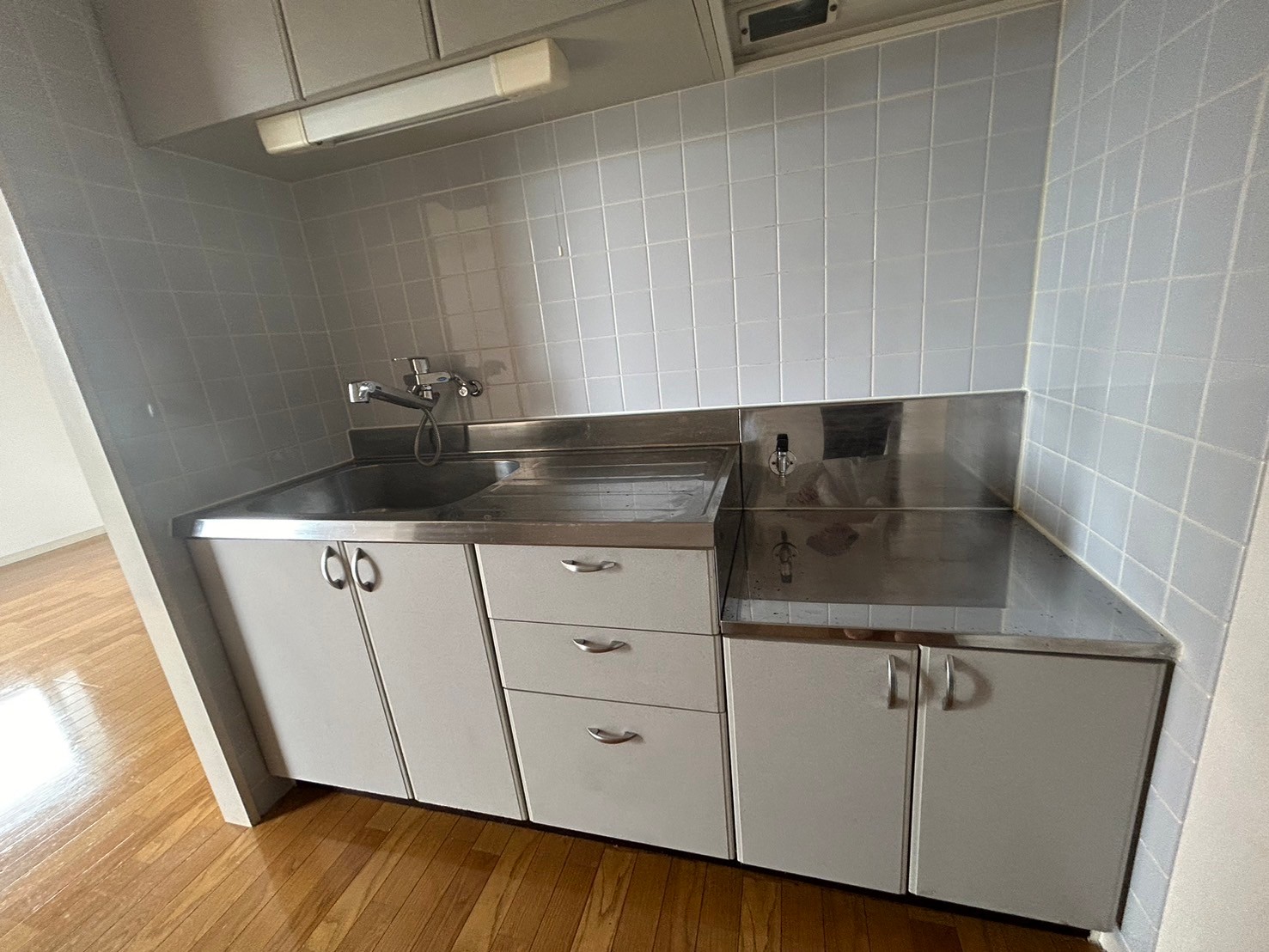 キッチン　上下に収納有り