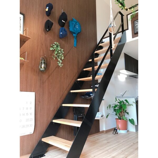 居室・リビング　ロフトへの階段。壁は収納にも使える有孔ボード。写真は103号